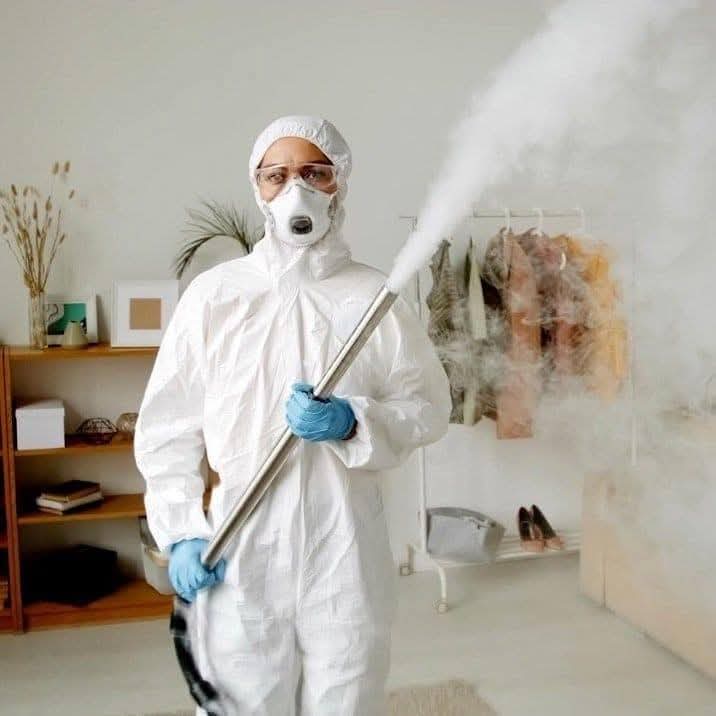 فريق الألمانية فيجين أثناء عملية رش وتعقيم احترافية